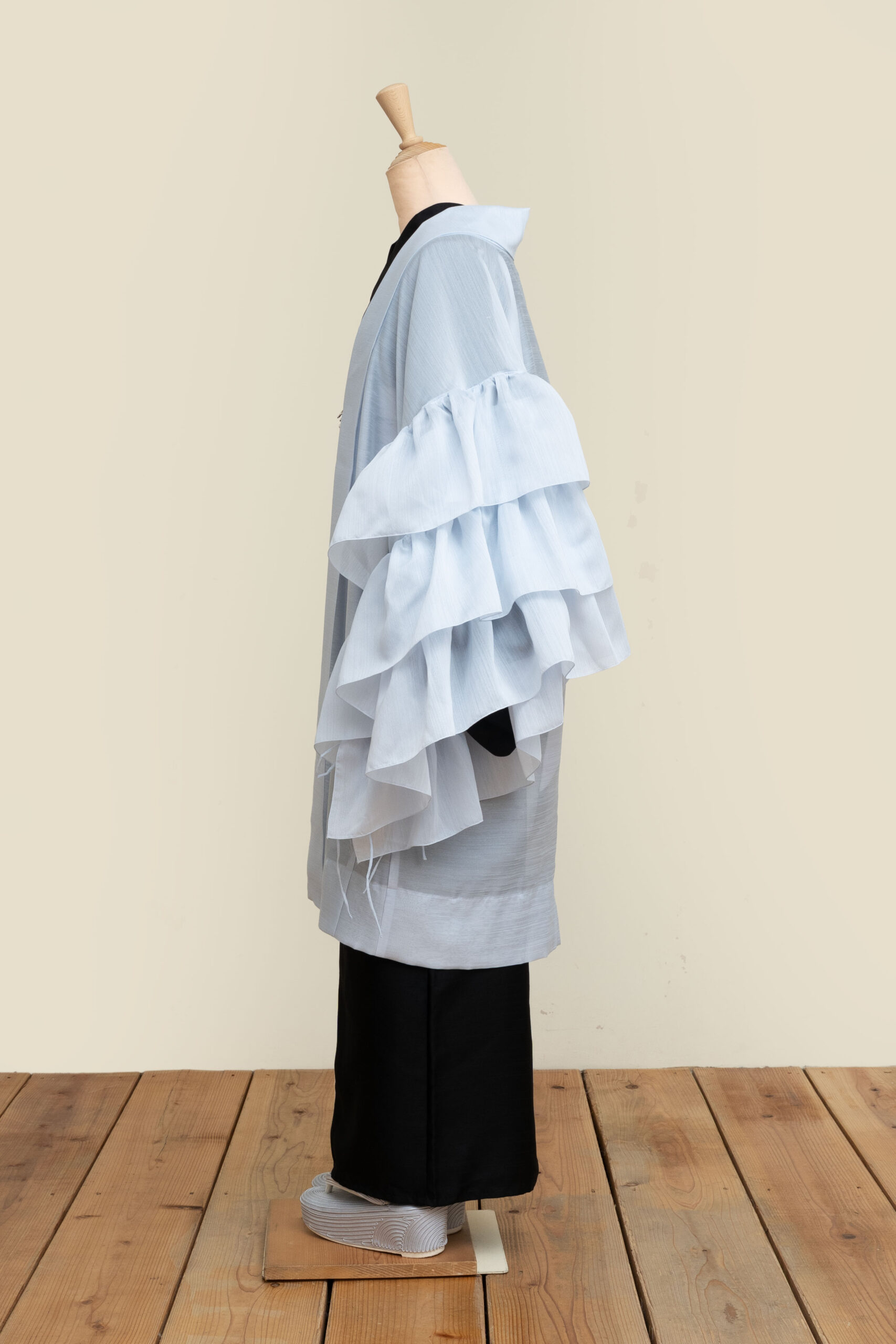 フリルジレ羽織（シャンタン・ライトブルー） | ＃さく研究所