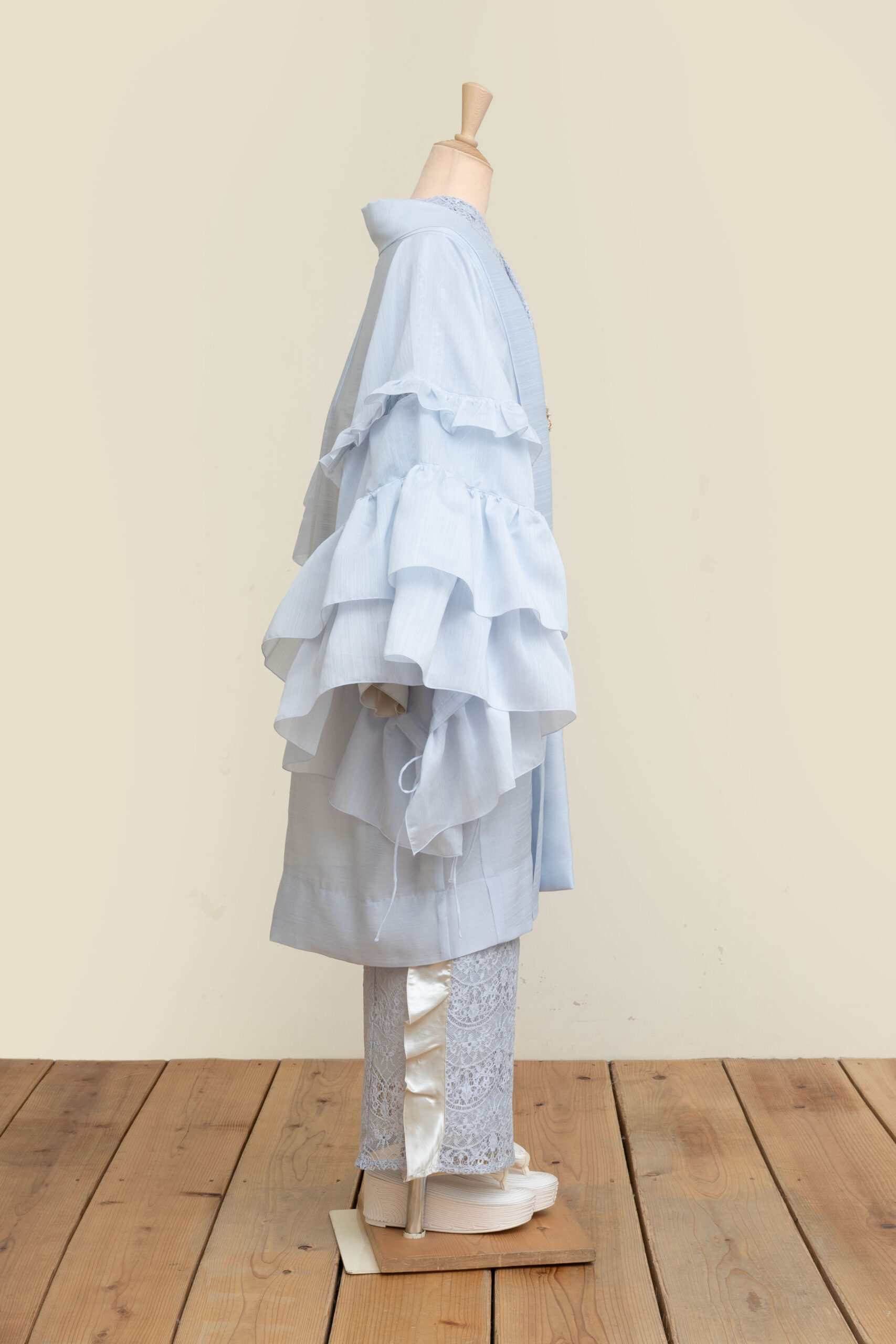 こもれび 様BS後ろフリル羽織 BEARDSLEY（ビアズリー）の「後ろフリル羽織（ノーカラージャケット